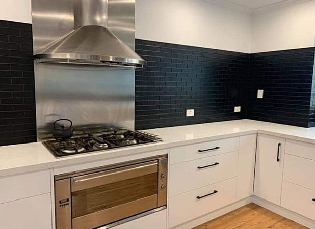 apm_black_brick_splashback_515134244